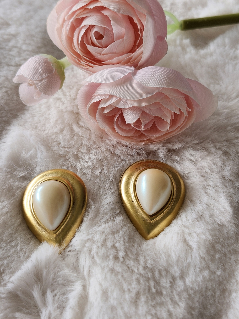 Vintage Gold Tone Teardrop Faux Pearl 80s Earrings
